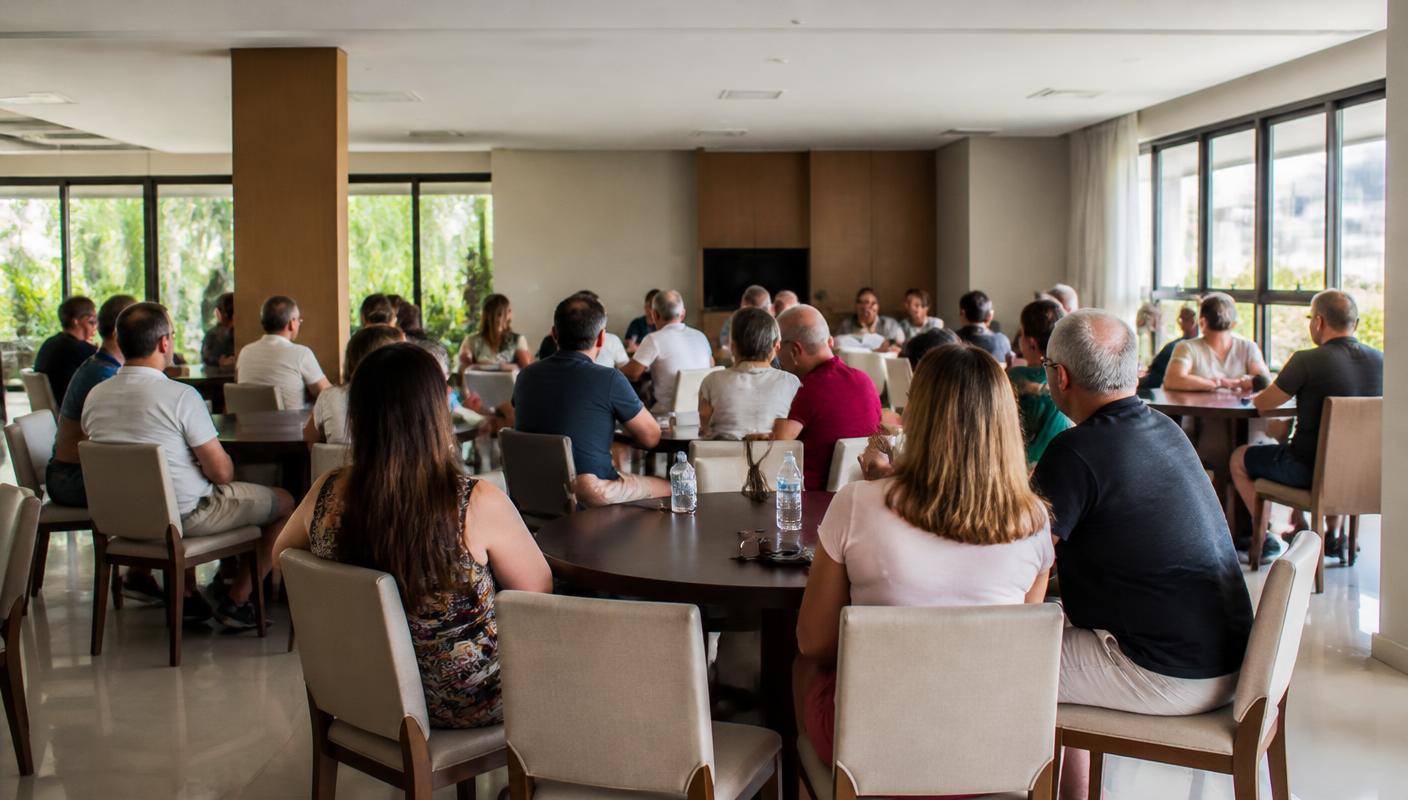 Assembleia de condomínio reunida em salão de festas, moradores conversando
